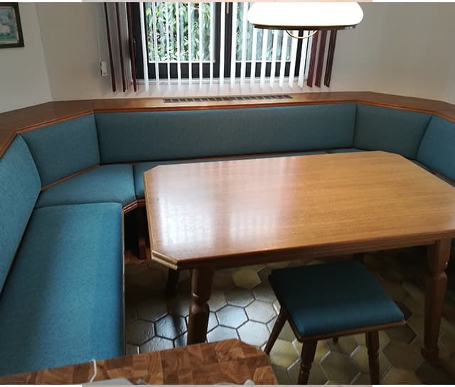 Restauriertes Sofa mit klassischem Bezugsstoff