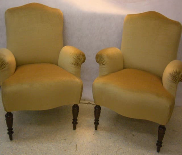 Antiker Fauteuil vor der Restaurierung in der Werkstatt Mayr