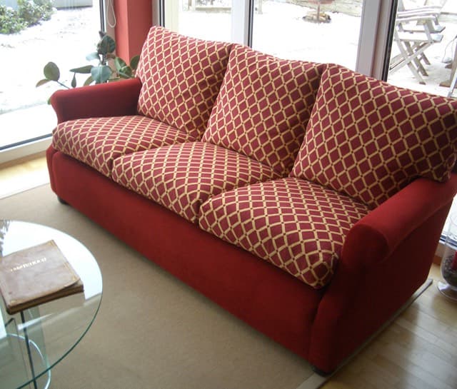 Fauteuil mit aufgebauter Grundpolsterung in Arbeit