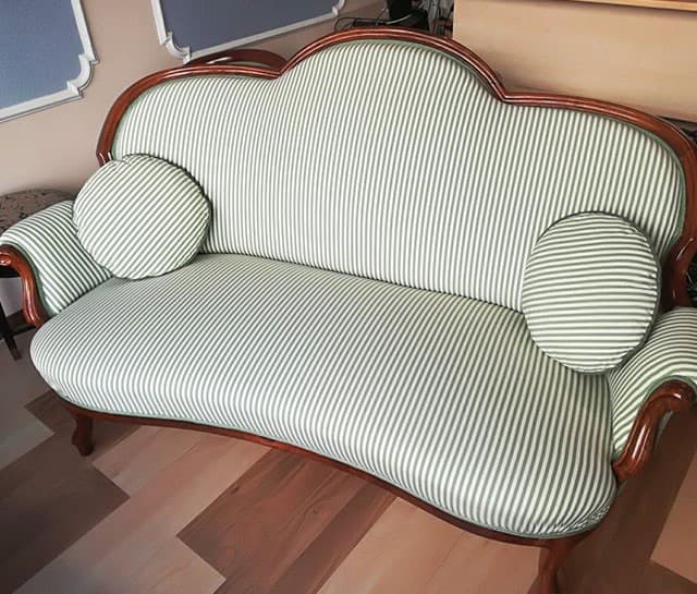 Detailarbeit beim Anbringen eines Bezugsstoffs