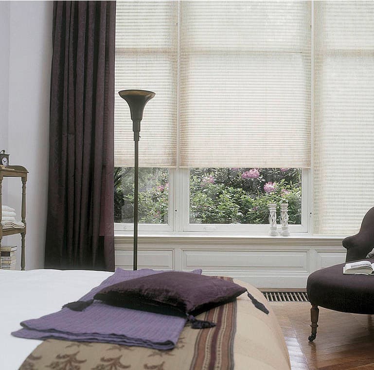 Jalousie am Fenster montiert