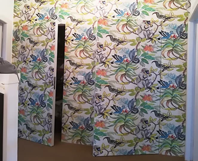 Detail einer fein verarbeiteten Wandtapete