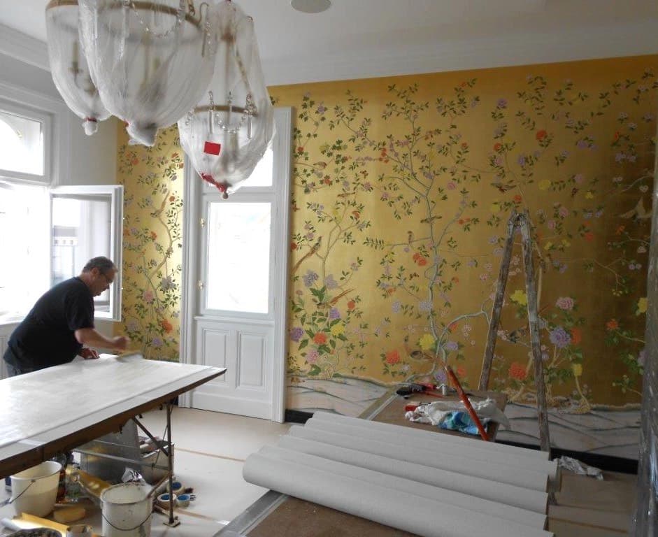Handbemalte Tapete an einer Wand fachgerecht verarbeitet