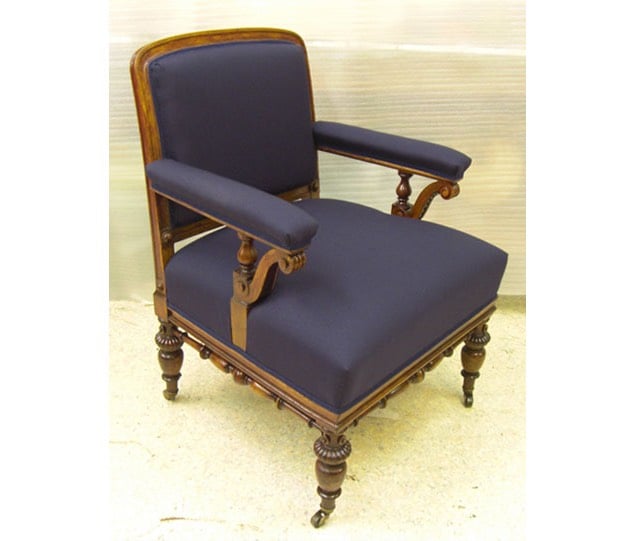 Restaurierter Fauteuil mit edlem Bezugsstoff aus der Werkstatt Mayr